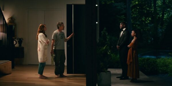 Julia Robers and Ethan Hawke open the door for Mahershala Ali in Leave the World Behind | Agents of fandom