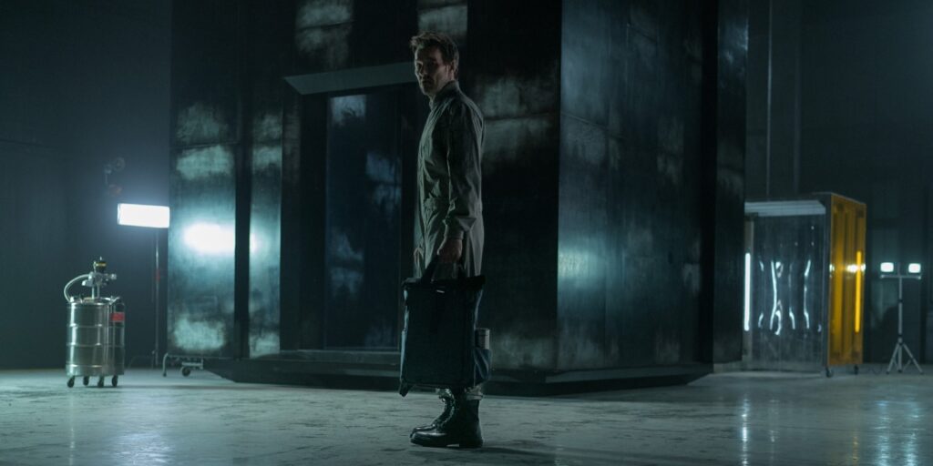 Joel Edgerton as Jason Dessen holding a backpack standing in front of the box in Dark Matter | Agents of Fandom