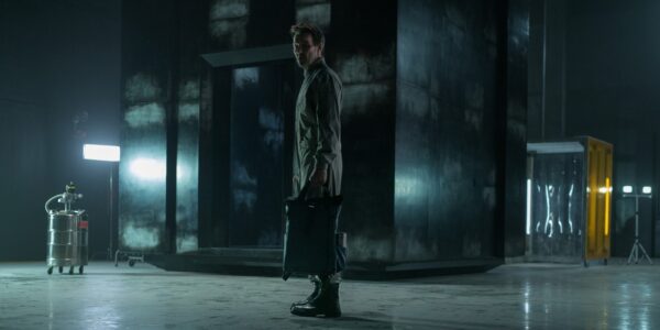 Joel Edgerton as Jason Dessen holding a backpack standing in front of the box in Dark Matter | Agents of Fandom