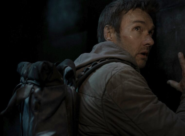 Joel Edgerton as Jason Dessen holding his right hand on the box and looking back over his right shoulder in Dark Matter Episode 4 | Agents of Fandom