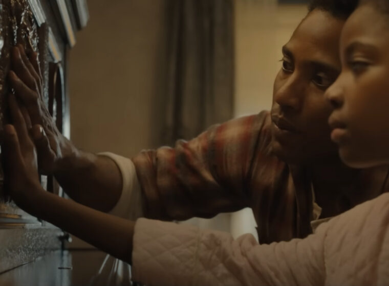 Boy Willie (John David Washington) and Maretha (Skylar Aleece Smith) looking at the carvings on the piano in The Piano Lesson | Agents of Fandom