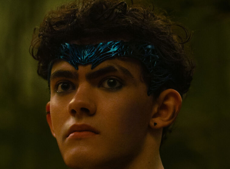 Billy Maximoff wearing a blue crown in Agatha All Along | Agents of Fandom
