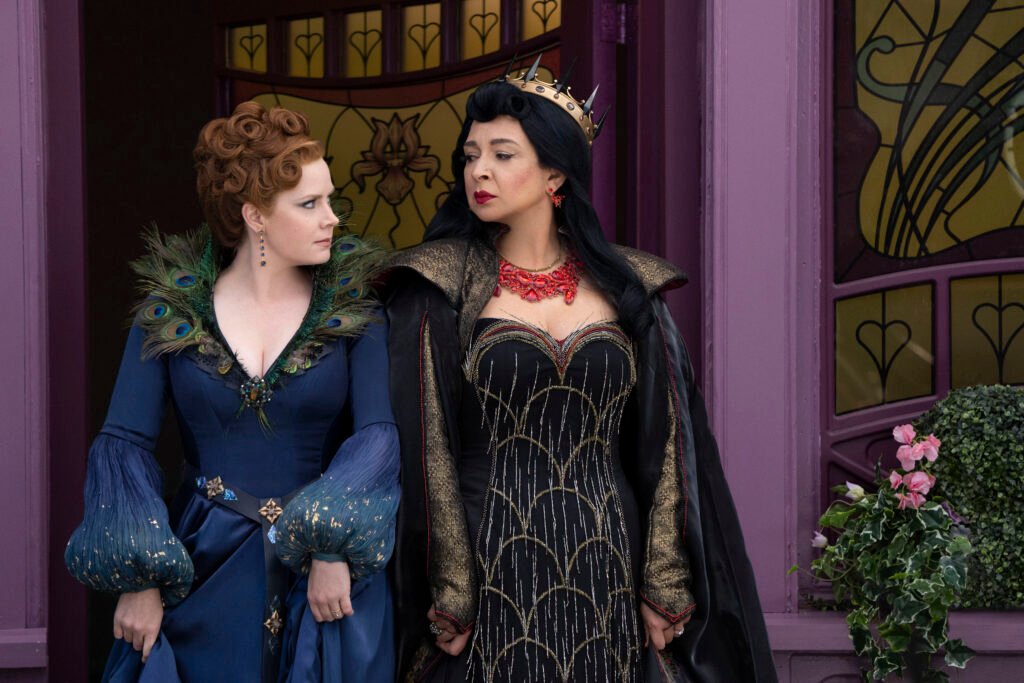 Amy Adams and Maya Rudolph as Giselle and Malvina in Disenchanted - Agents of Fandom