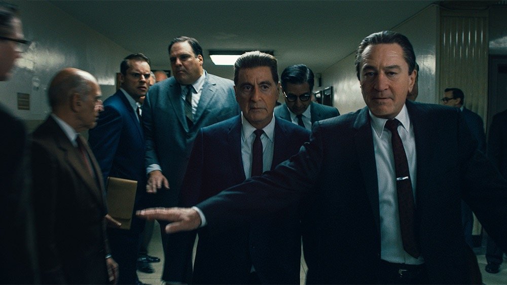 Al Pacino (center) and Robert De Niro (left) in The Irishman. I Agents of Fandom