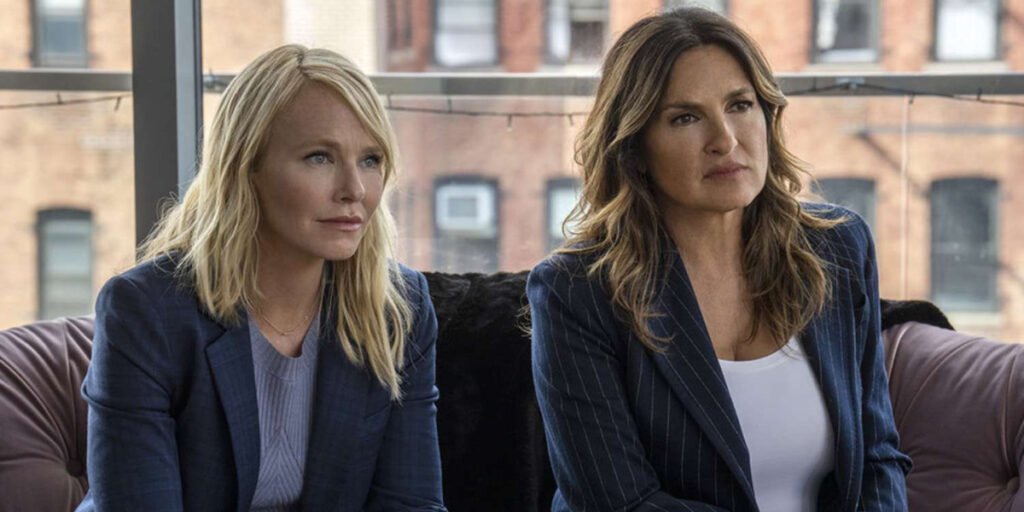 Kelli Giddish and Mariska Hargitay sitting on a couch in the Police Procedural Law and Order: Special Victims Unit | Agents of Fandom