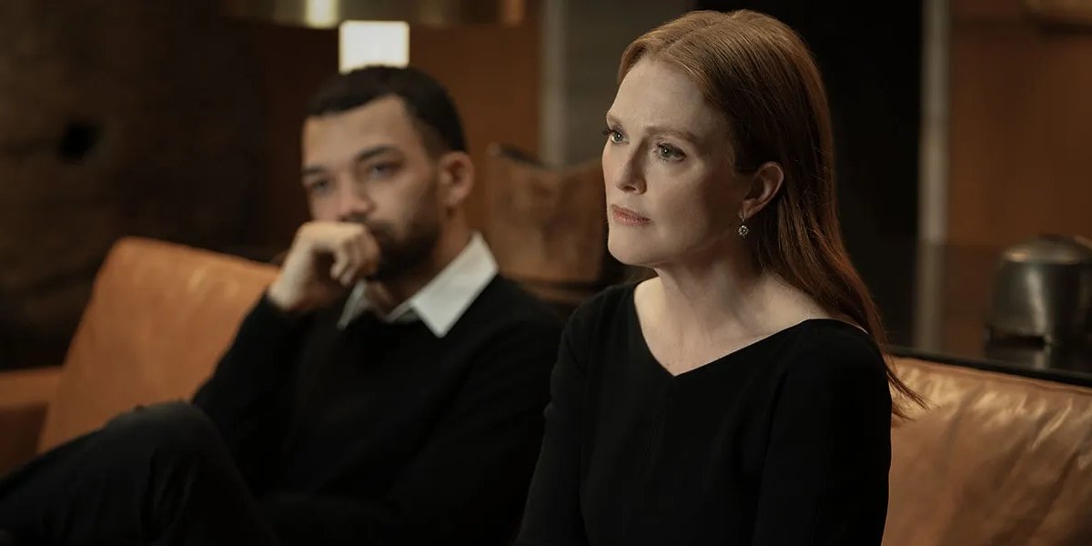 Justice Smith and Julianne Moore sitting next to each other on an orange couch | Agents of Fandom