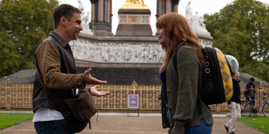 Sam Rockwell (left) charmingly questions Bryce Dallas Howard (right) in front of a French landmark. I Agents of Fandom