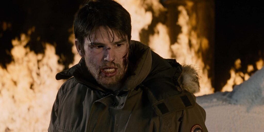 Josh Hartnett with fire behind him and a bloody face in 30 Days of Night | Agents of Fandom