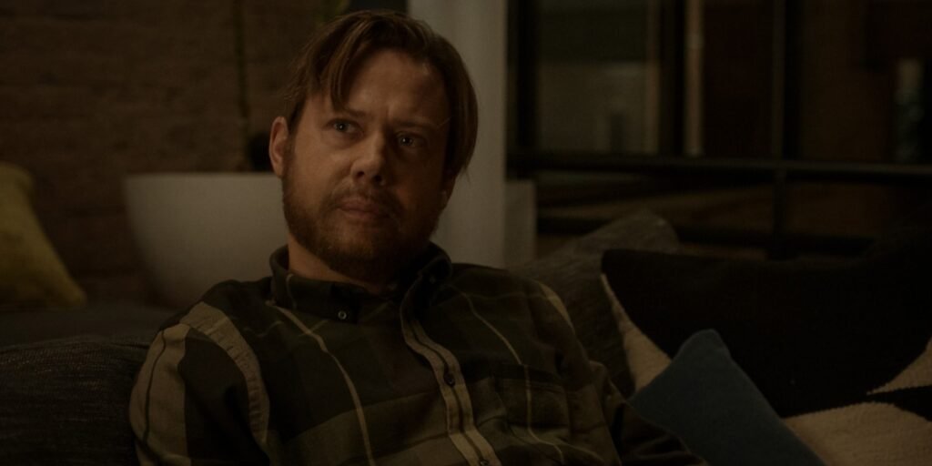 Jimmi Simpson as Ryan Holder sitting on a couch in Dark Matter | Agents of Fandom