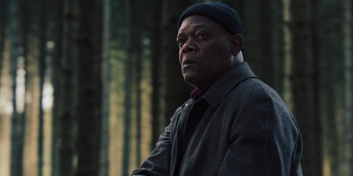 Detective Dan Lawson (Samuel L. Jackson) in the forest in the movie Damaged I Agents of Fandom