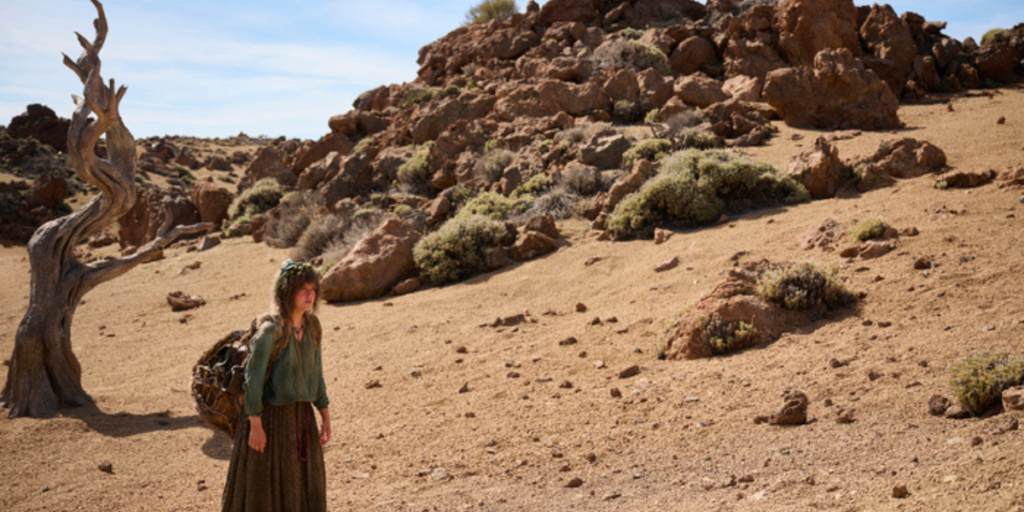 Markella Kavenagh as Nori Brandyfoot in the middle of a desert in The Lord of the Rings: The Rings of Power Season 2 | Agents of Fandom.