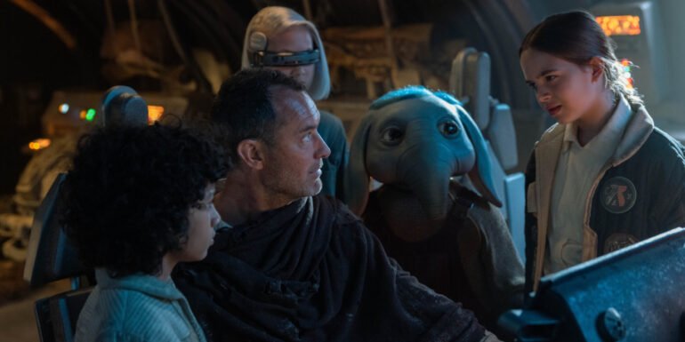 Wim (Ravi Cabot-Conyers), Jod Na Nawood (Jude Law), KB (Kyriana Kratter), Neel (Robert Timothy Smith), and Fern (Ryan Kiera Armstrong) in a cockbit in Star Wars: Skeleton Crew | Agents of Fandom