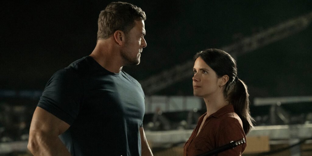 Reacher (Alan Ritchson) talks with Agent Sarah Duffy (Sonya Cassidy) | Agents of Fandom