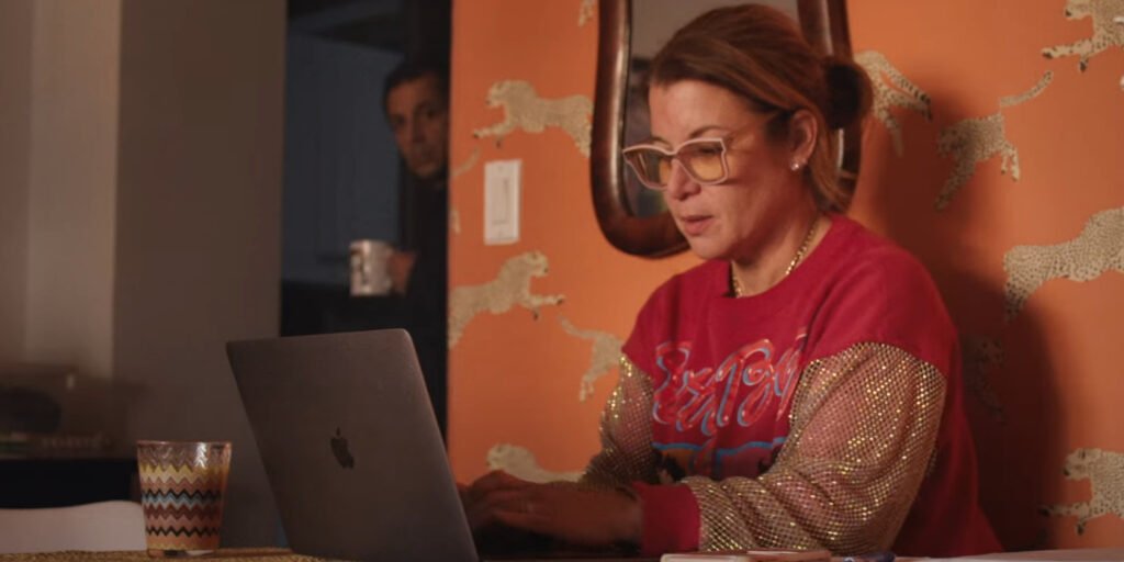 Rod looking at Alison on her computer on Couples Therapy Season 4 Part 2 | Agents of Fandom