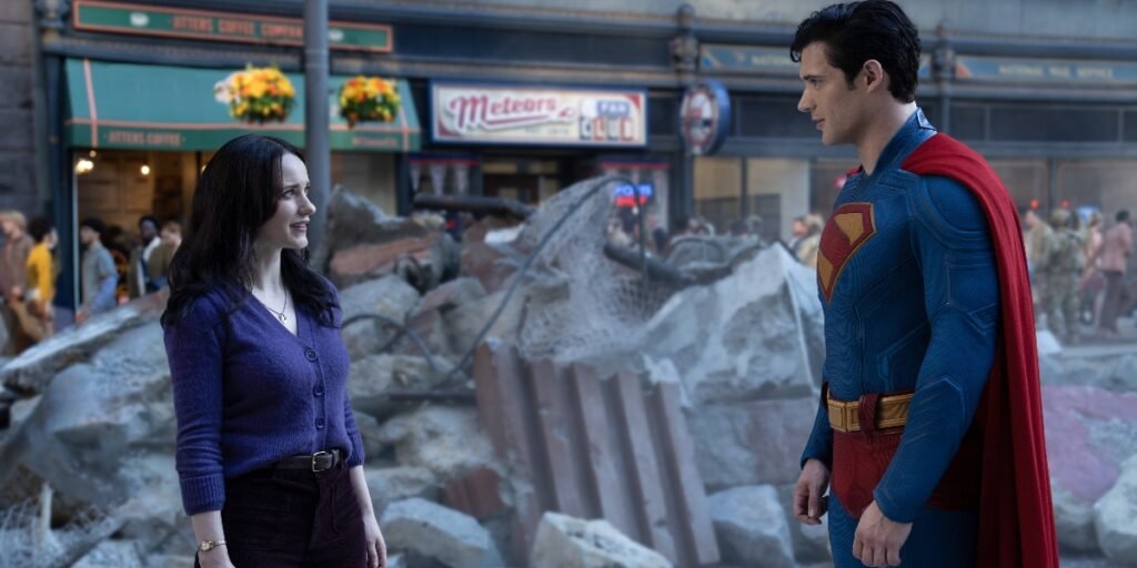 Lois Lane and Superman converse amid the wreckage of Metropolis | Agents of Fandom