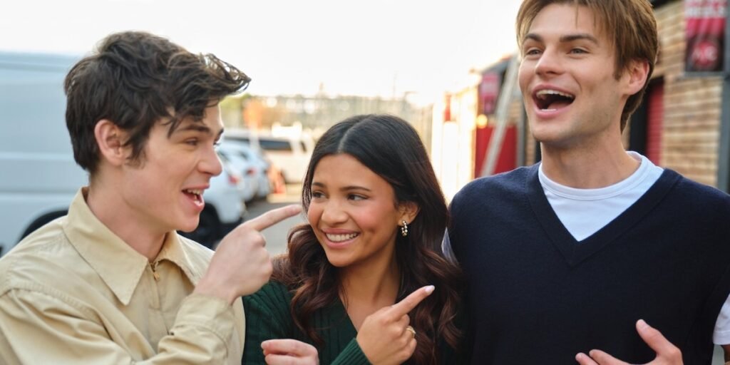Ashby Gentry poses with Nikki Rodriguez and Noah LaLonde | Agents of Fandom 