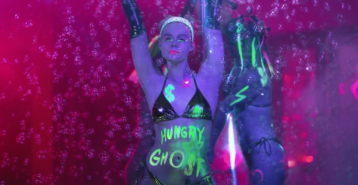 Elle Fanning dances in Margo's Got Money Troubles | Agents of Fandom