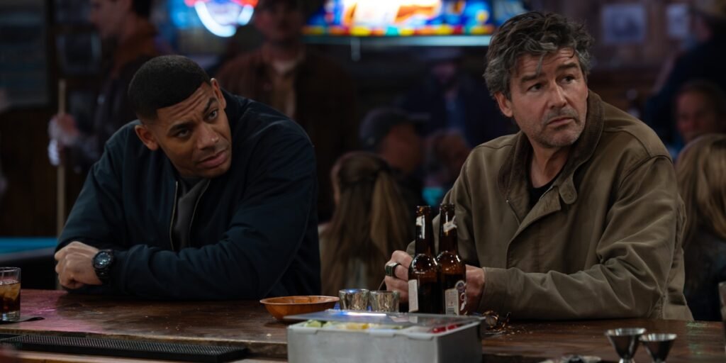 Jon Stewart and Hal Jordan sit at a bar in Lanterns | Agents of Fandom